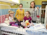 Strażnicy miejscy obdarowali prezentami małych pacjentów grudziądzkiego szpitala [zdjęcia]