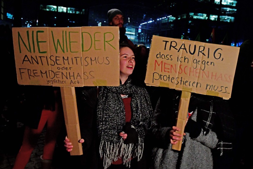 Niemcy: 80. rocznica Nocy Kryształowej. Marsz skrajnej prawicy w Berlinie i kontrmanifestacja [ZDJĘCIA] [WIDEO]