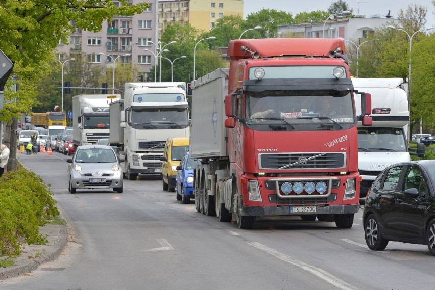 Potężne korki przy placu targowym w Kielcach. Zepsuta ciężarówka blokuje pas na skrzyżowaniu ulic Seminaryjskiej i Tarnowskiej
