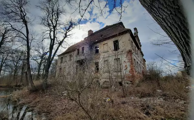 Gdy widziałem ten pałac po raz pierwszy, czyli jakieś trzy dekady temu, wyglądał... normalnie. Tak, że na dobrą sprawę można się było wprowadzić. Szok, jak wiele się tutaj podziało złego. Dwór został wzniesiony  pod koniec XVIII wieku, gdy panem włości został Karl Siegmund von Knobelsdorff. Budowla miała charakter reprezentacyjny i utrzyma­na była w stylu architektury późnego baroku. Jak przypuszczają historycy powstała przez prze­budowę siedziby rycerskiej von Dyherrnów. Wtedy też poszerzono fosę, założo­no staw i niewielki park. A dziś? Płakać się chce... ZOBACZ ZDJĘCIA >>>Zobacz film: Jedna wieś, dwa pałace, jeden wielki wstyd: