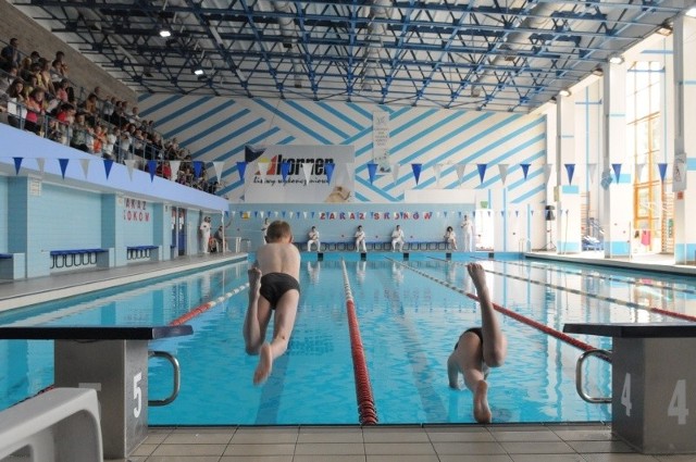 Dzieci chcą pływać, a ich rodzice wspierają najmłodszych. Klub musi być dla nich partnerem.