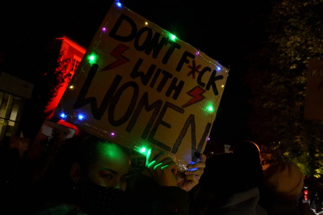 Kobiety protestują w Zielonej Górze od piątku (23 października). - To jest wojna! - krzyczą i podkeeślają, że nie pozwolą na to, aby odebrano im prawa decydowania o własnym ciele.
