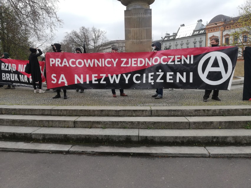 Pierwszomajowa pikienta na pl Jana Pawła II we Wrocławiu