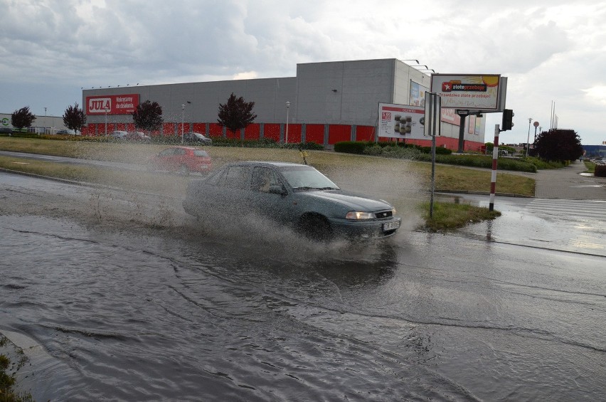 Woda zalała Bielany Wrocławskie. Potężne korki przy Tesco (ZDJĘCIA)