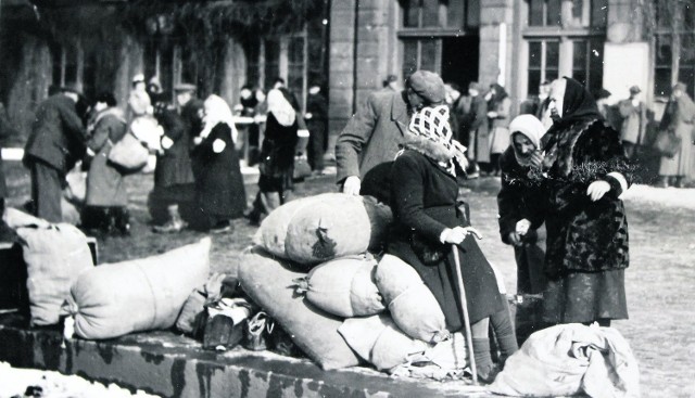 Górnoślązacy,  jeśli nie ewakuowali się w styczniu 1945 roku,  mogli zostać zmuszeni do wyjazdu przez nowe władze. Mogli zostać deportowani wgłąb Rosji, albo wg pomysłu gen. Zawadzkiego skierowani do "odniemczania" w obozach.