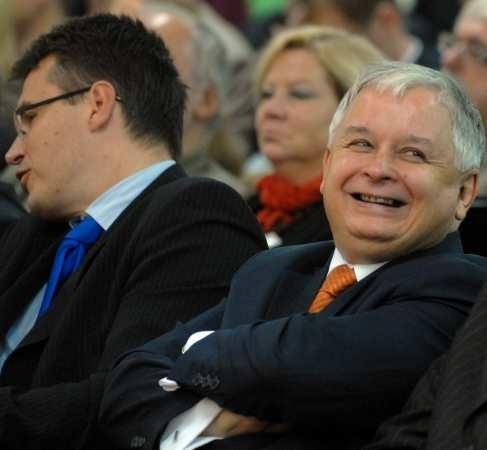 Prawicowy prezydent RP Lech Kaczyński i lewicowy prezydent Zielonej Góry Janusz Kubicki (z lewej), chyba niewiele mieli sobie do powiedzenia. W tym momencie połączyło ich jedno: obaj niezbyt przysłuchiwali się obradom zjazdu socjologów.