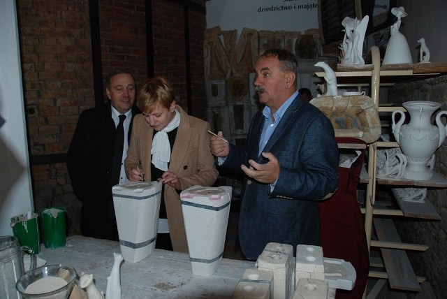 Minister Grzegorz Schetyna z żoną Kamilą i prezesem ćmielowskiego muzeum porcelany Adamem Spałą.