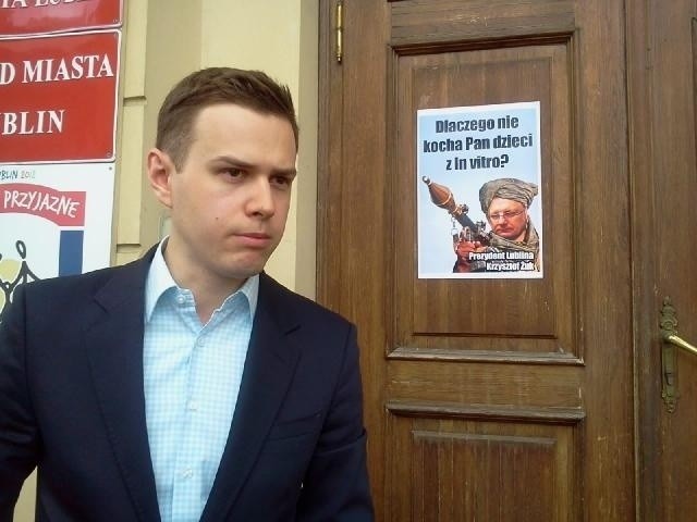 Poseł Kabaciński wiesza plakaty, gdzie chce