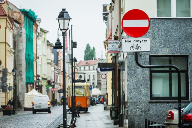 W Polce miasta zachęcają do zostawiania auta w garażu, oferują za to darmowe przejazdy komunikacją. Są miasta na świecie, które po prostu zamykają główne ulice - i to nie raz w roku, a raz w tygodniu... [Dzień bez samochodu 2017]