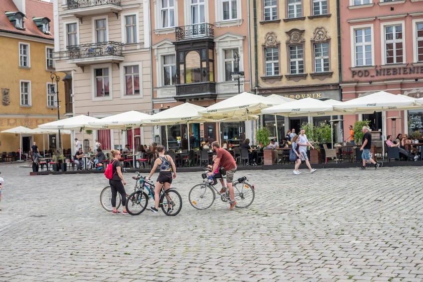 W związku z obostrzeniami w strefach żółtych i czerwonych...