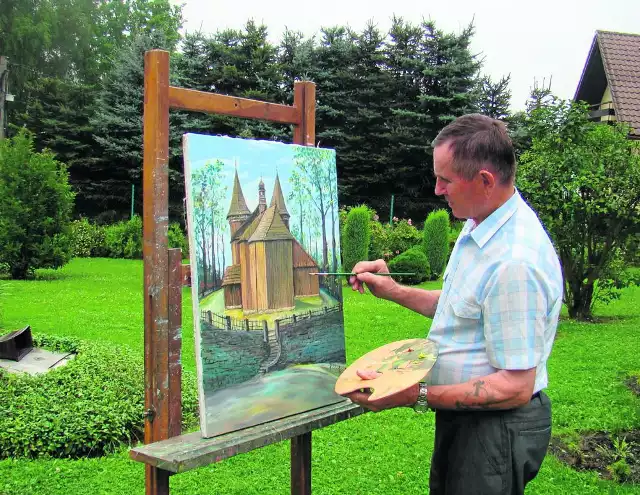 Teraz artysta kończy malować  zabytkowy kościół w Krzęcinie