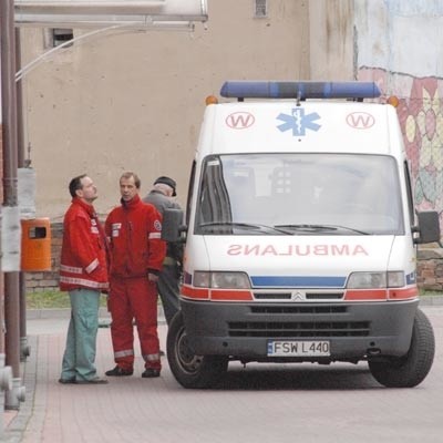 Załogi karetek będą bez kierowców, zastąpią ich ratownicy medyczni, którzy oprócz tego, że muszą mieć prawo jazdy kategorii B, przejdą jeszcze psychotesty