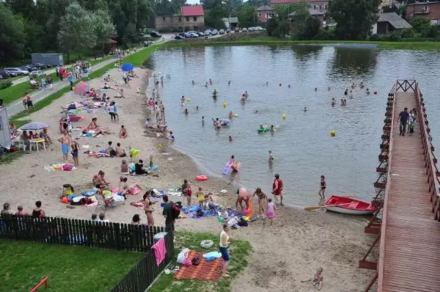 Zalew w Koprzywnicy ma molo, a także wieżę widokową.