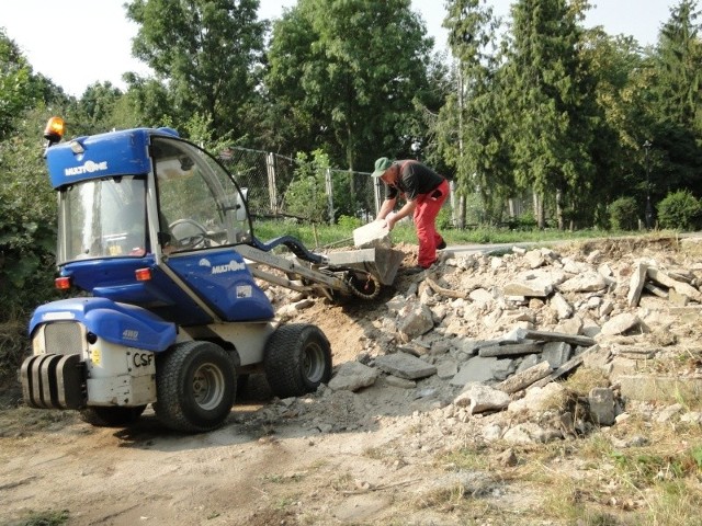 Pracownicy Zakładu Usług Komunalnych w piątek rozpoczęli remont schodów w parku na Glinicach.