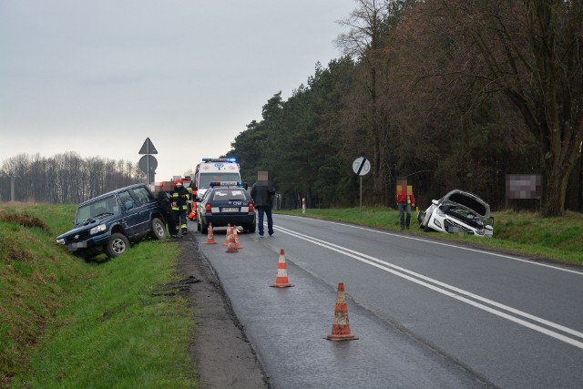 Jedna osoba została poszkodowana w kolizji, do której doszło w poniedziałek po południu na krajówce nr 25. Tuż za Sępólnem Krajeńskim na trasie w kierunku Człuchowa stuknęły się hyundai galloper, hyundai i30 oraz ciężarowy MAN - informuje Robert Liss, rzecznik komendy PSP w Sępólnie. Ze wstępnych ustaleń wynika, że kierowcy gallopera i MAN-a nie zatrzymali się przed robotami drogowymi. Lekko poszkodowany został kierowca hyundaia i30.>> Najświeższe informacje z regionu, zdjęcia, wideo tylko na www.pomorska.pl 