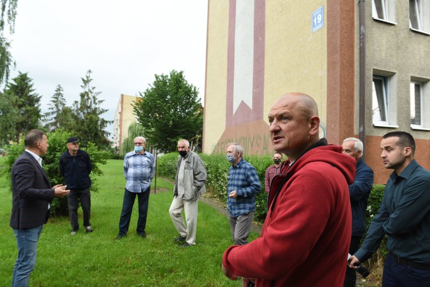 Nowy Sącz. Mieszkańcom pięciu bloków przy ul. Barskiej zagrodzono teren wewnątrz osiedla. Liczą na interwencję Ludomira Handzla