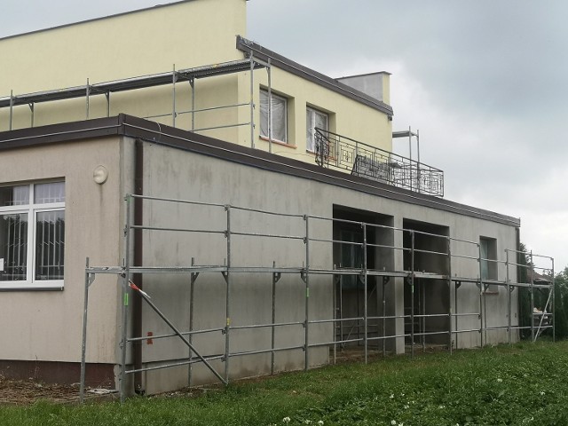 W Senisławicach rozpoczęły się prace polegające między innymi na robotach demontażowych, wykonaniu elewacji zewnętrznej, instalacji odgromowej, a także pokryciu dachu papą termozgrzewalną.