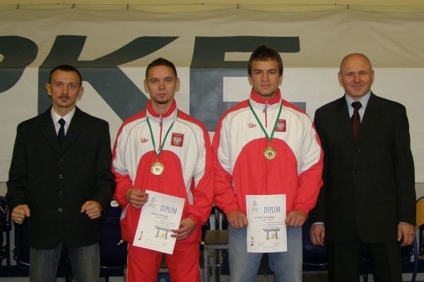 Złoci medaliści z Brzozowa (w środku) w towarzystwie trenera i prezesa Polskiego Związku Jiu-Jitsu