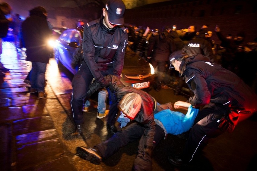 Kraków. Zablokowali politykom PiS-u wjazd na Wawel [ZDJĘCIA, WIDEO]