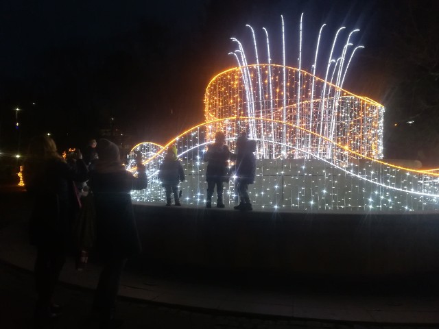 W czwartkowe popołudnie w Parku Książat Pomorskich w Koszalinie z okazji Mikołajek oficjalnie rozbłysnęły świąteczne iluminacje. Z pewnością jest to olbrzymia gratka dla mieszkańców miasta.