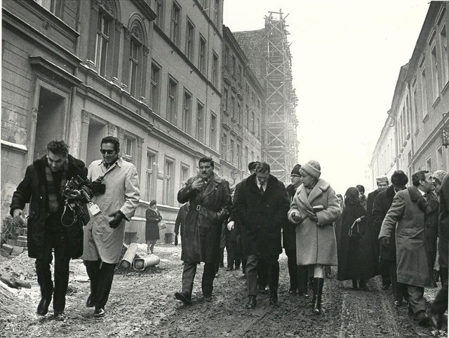 Zwiedzanie starówki. W tle Dom Kopernika odnawiany w ramach przygotowań do obchodzonego w 1973 roku jubileuszu 500. urodzin astronoma