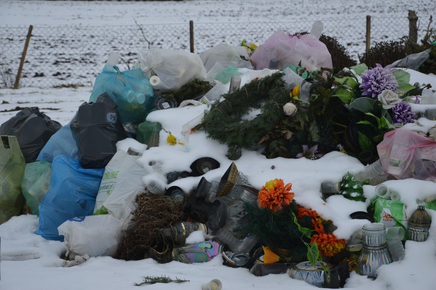 Niegardów. Parafianie skarżą się na śmieci, zalegające na cmentarzu