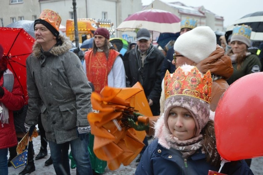 Orszak Trzech Króli 2024 w Starachowicach. Mimo deszczu było mnóstwo ludzi. Szedł też prezydent Marek Materek. Zobaczcie nowe zdjęcia