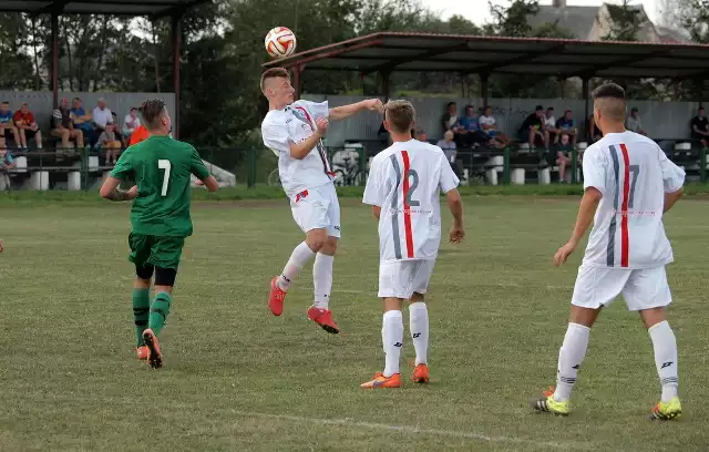 W meczu 4. kolejki V ligi (grupa 1.) Tor Laskowice rozgromił BKS Bydgoszcz 6:0 (3:0). W 1. połowie klasycznym hat-trickiem popisał się Daniel Grzywaczewski. Po przerwie bramkarza gości dwa razy pokonał Fabian Chabowski, a raz Jakub Bagiński.