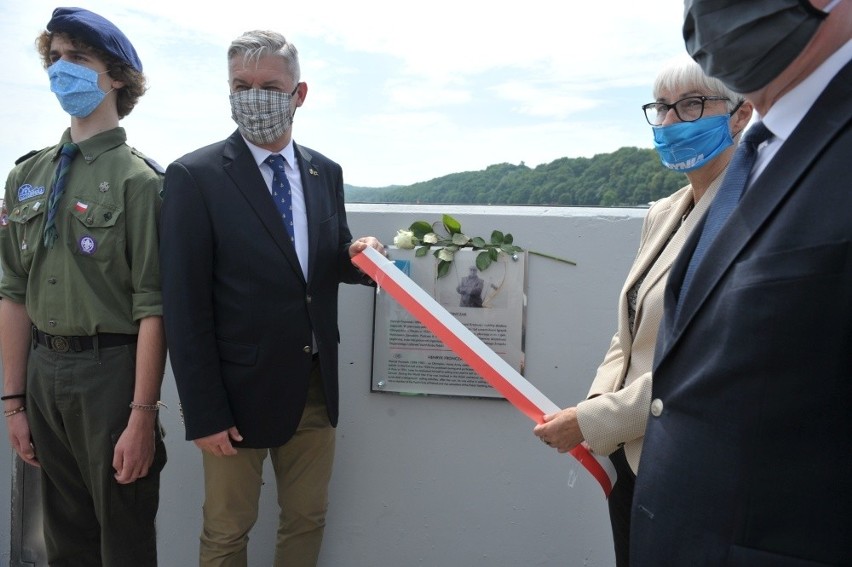 Gdynia. Rozpoczęcie sezonu żeglarskiego na Pomorzu. Odsłonięcie tablic Bolesława Romanowskiego i Henryka Fronczaka w marinie Gdynia ZDJĘCIA