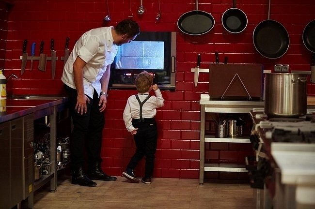 Wojciech Modest Amaro z synem na planie "Hell's Kitchen"...