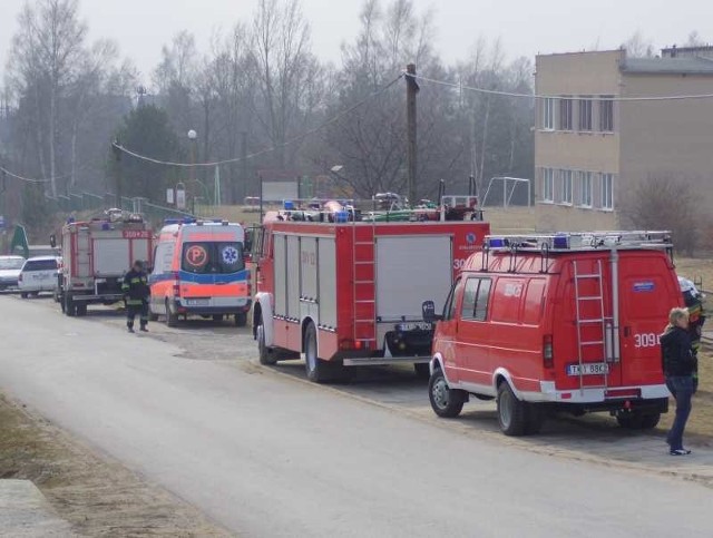 Na miejsce zostały wezwane straż pożarna i pogotowie ratunkowe.
