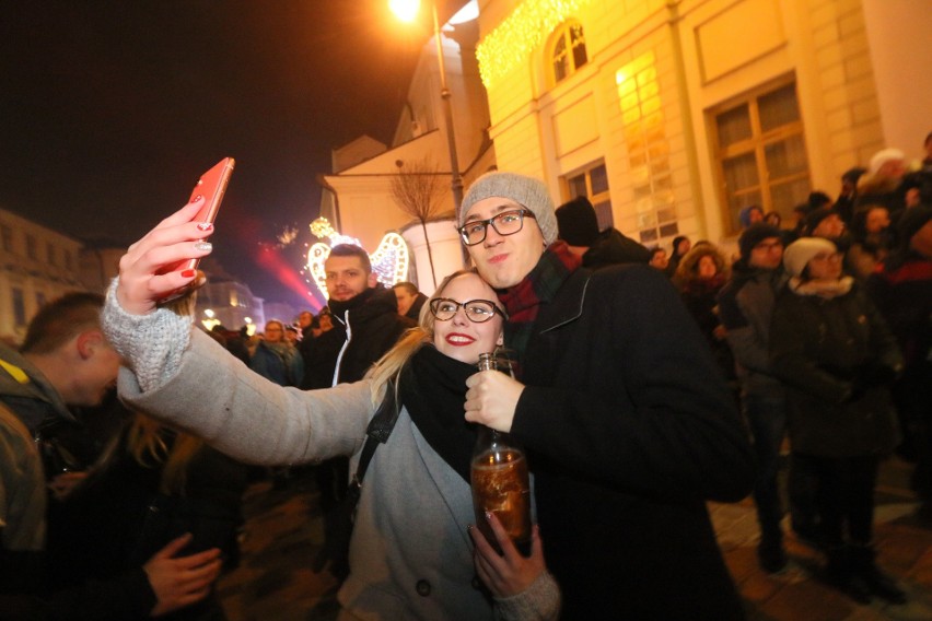 Sylwester w Lublinie. Tak mieszkańcy przywitali 2019 rok. Zobacz zdjęcia i wideo