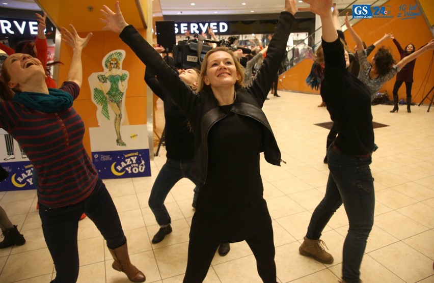 Opera na Zamku zorganizowała flash mob w Kaskadzie, w którym...