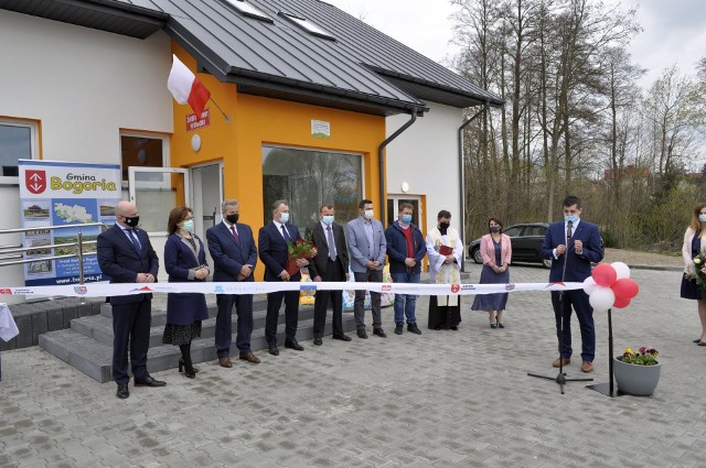 W uroczystym otwarciu uczestniczyli między innymi poseł Agata Wojtyszek, wicewojewoda świętokrzyski Rafał Nowak, starosta staszowski J&oacute;zef Ż&oacute;łciak, powiatowy inspektor nadzoru budowlanego Jacek Nowak, radny Grzegorz Snopek, wykonawca budowy Marcin Sałata oraz inspektor budowlany Mirosław Szafrański.