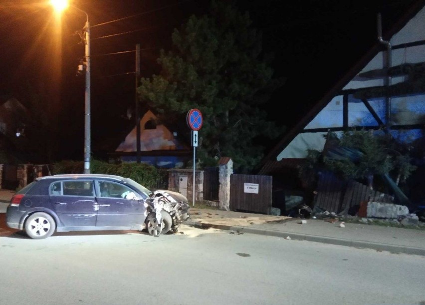 Rydzewo. Pijany 16-latek zabrał rodzicom kluczyki i robił auto na płocie