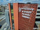 Budowa Centrum Przesiadkowego "Opole Główne". Pierwszy z dwóch napisów witających gości w Opolu zawisł już na budynku