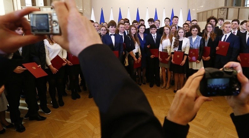 Premier Ewa Kopacz wręczyła stypendia białostockim uczniom liceów (zdjęcia)