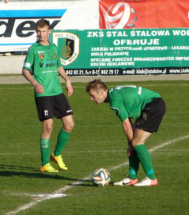 Piłkarze Stali Stalowa Wola (z prawej Adrian Bartkiewicz, obok Mateusz Argasiński) derbowe spotkanie z Siarką Tarnobrzeg rozegrają nie na własnym stadionie, tylko na wyjeździe, w Tarnobrzegu.