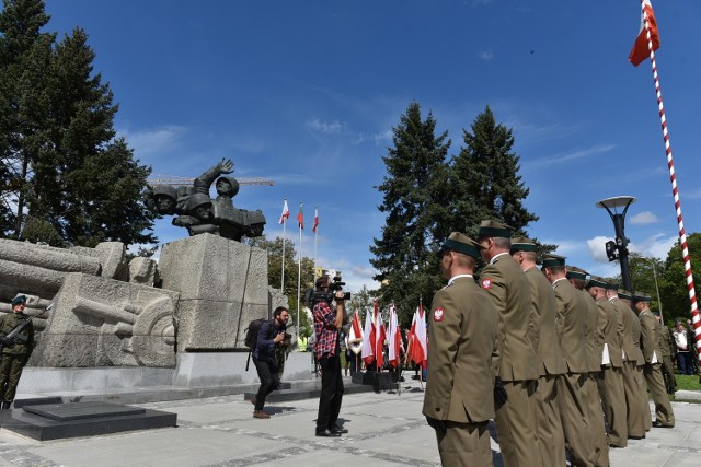 Uroczystości patriotyczne z udziałem wojska, władz, weteranów, duchownych i służb mundurowych odbyły się pod pomnikiem Artylerzysty.