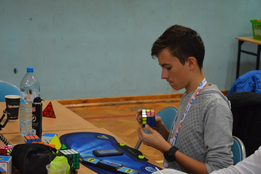 64 zawodników z Polski i Ukrainy przyjechalo do Opola na zawody w układaniu kostki Rubika 