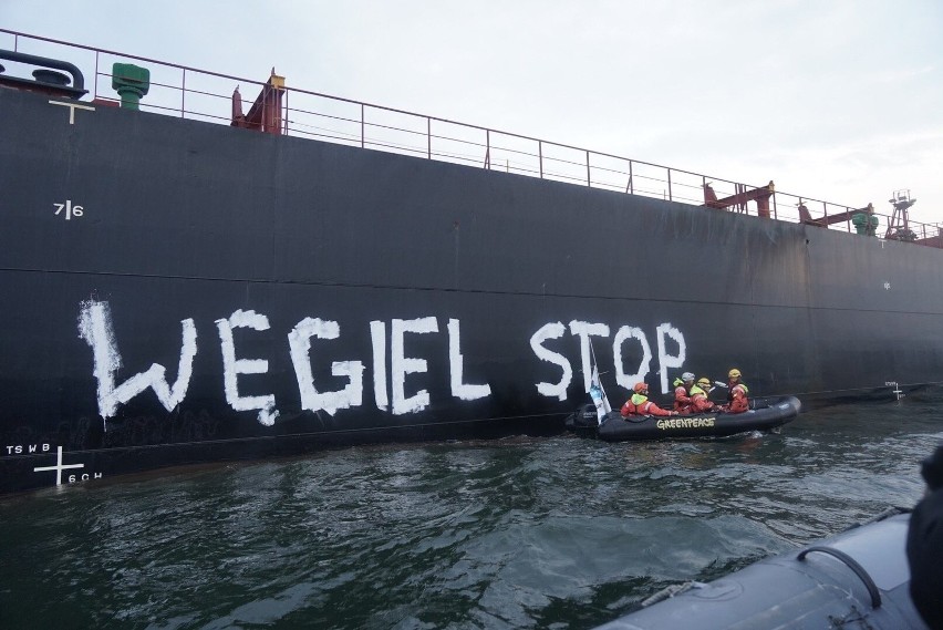 Greenpeace zablokował transport węgla płynący do Gdańska i dźwigi w porcie. Chce zwrócić uwagę rządu na problem niszczenia klimatu