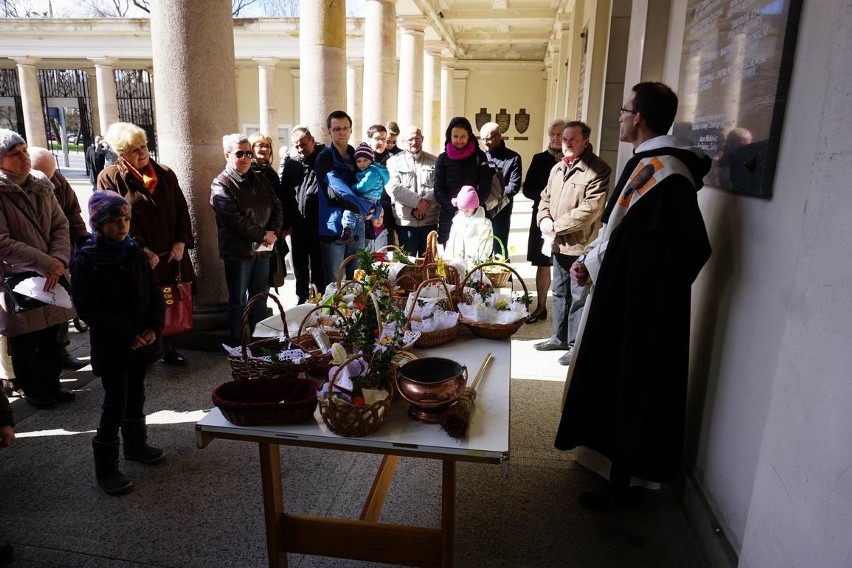 Wielka Sobota: Wierni święcą pokarmy w parafii Dominikanów