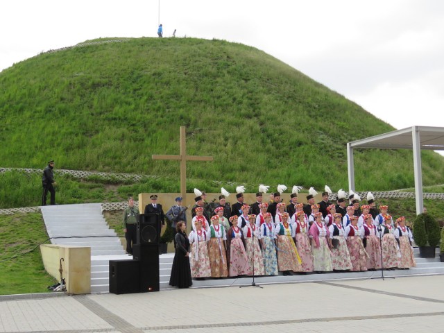 Msze święte pod kopcem organizowane są z przerwą od 1937 roku. Na zdjęciu chór „Halka” podczas święta Konstytucji 3 maja