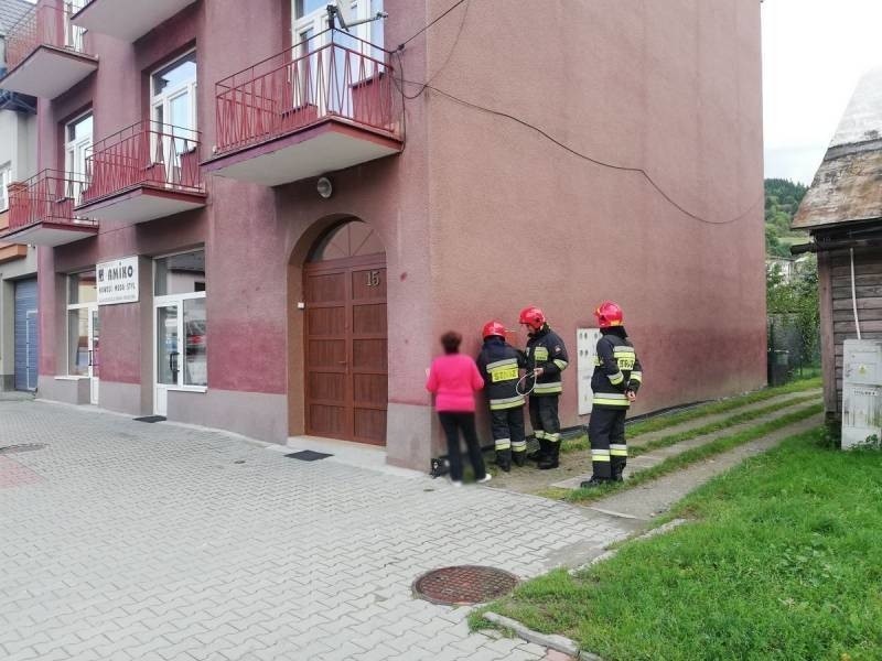 Muszyna. Mieszkańcy poczuli ulatniający się gaz. Na miejsce pojechali strażacy i pogotowie gazowe [ZDJĘCIA]