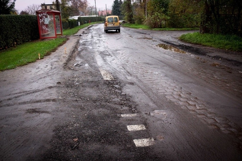 Na remontowanej ulicy Głównej w Smolcu w województwie...