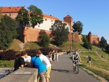 Upał rozlewa się po mieście. Tłumy mieszkańców na Bulwarach Wiślanych