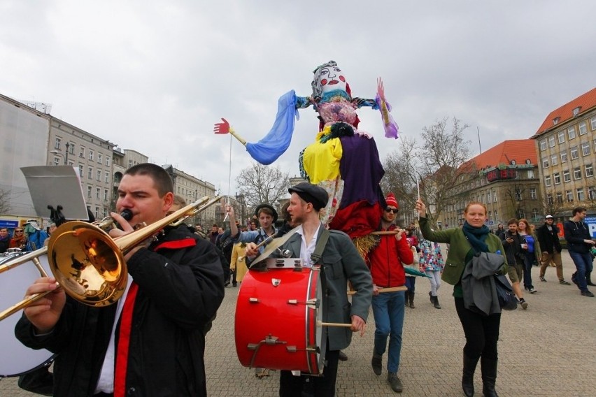 Pogrzeb zimy w Poznaniu: Wesoły kondukt i topienie marzanny