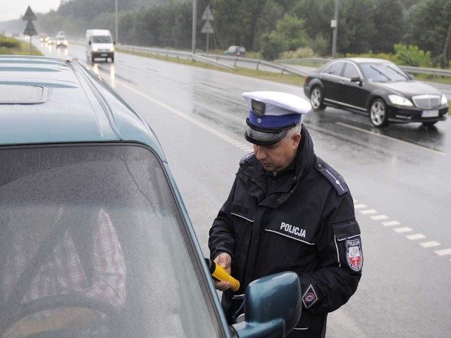 Trzeźwość kierowców sprawdza policja, ale stowarzyszenie "Prawo na drodze" chce kontrolować na drogach także trzeźwość funkcjonariuszy pełniących służbę. Czeka na odpowiedź szefa policji