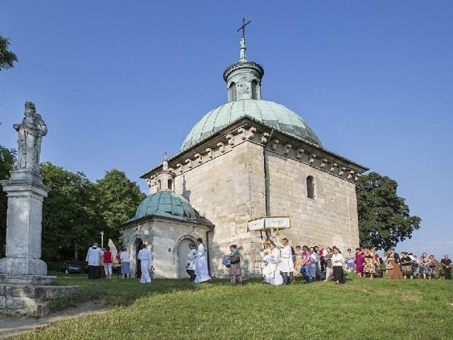 W Kaplicy Świętej Anny w Pińczowie począwszy od 19 lipca, codziennie o godzinie 17, odprawiana jest liturgia w ramach nowenny ku czci Świętej Anny &#8211; patronki Miasta Pińczów. W niedzielnym nabożeństwie o godzinie 11.30 kończącym nowennę weźmie udział poczet sztandarowy pińczowskiej policji. 