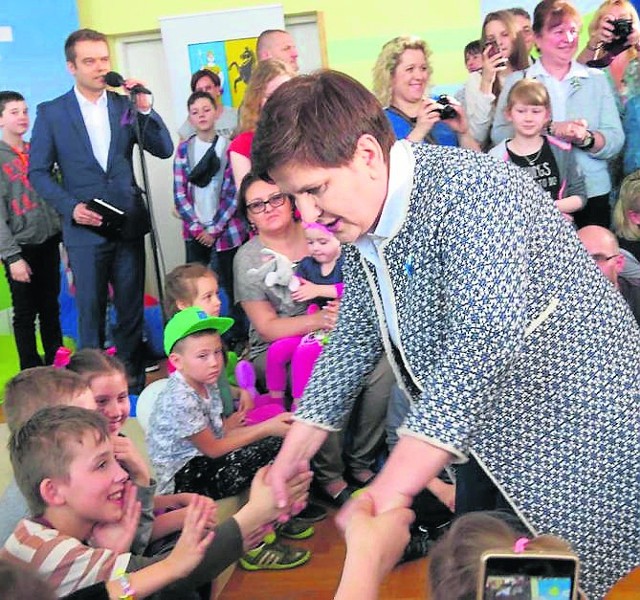Premier beata szydło wita się dziećmi podczas spotkania w szkole w Konecku